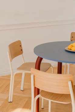 Table de salle à manger ronde en frêne bleu givré et pieds rouge auburn 100cm Meko - noo.ma