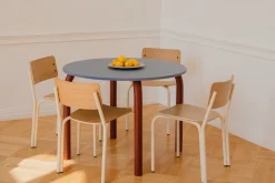 Table de salle à manger ronde en frêne bleu givré et pieds rouge auburn 100cm Meko - noo.ma
