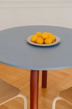 Table de salle à manger ronde en frêne bleu givré et pieds rouge auburn 100cm Meko - noo.ma