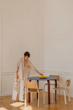 Table de salle à manger ronde en frêne bleu givré et pieds rouge auburn 100cm Meko - noo.ma