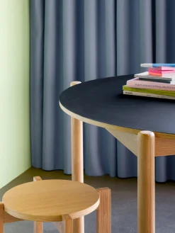 Table de salle à manger ronde Oblique Noir - Hübsch