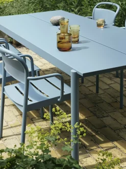 Table d'extérieur en acier bleu ciel 220 x 90 cm Linear - Muuto