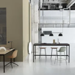 Table haute en chêne contreplaqué et piétement noir 85 x 190 x 105 cm Base - Muuto