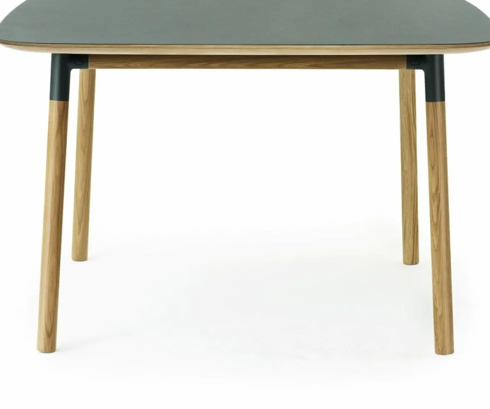 Table à manger carrée en chêne et lino vert 120 x 120 cm Form - Normann Copenhagen
