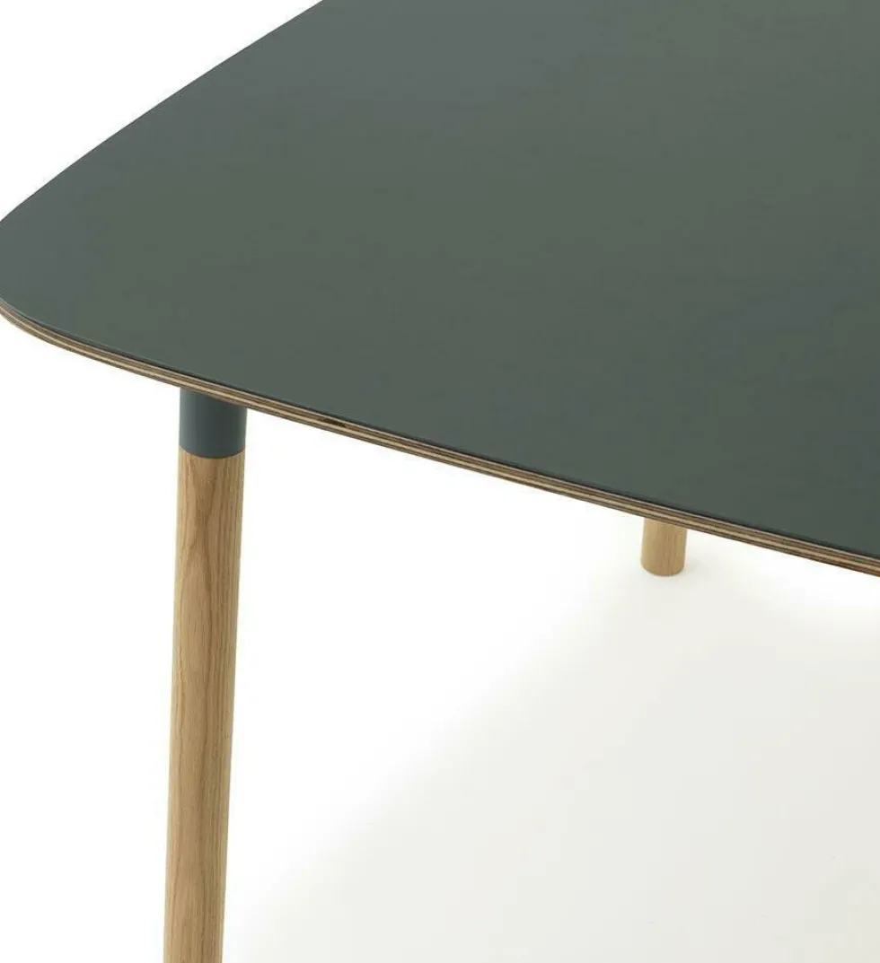 Table à manger carrée en chêne et lino vert 120 x 120 cm Form - Normann Copenhagen