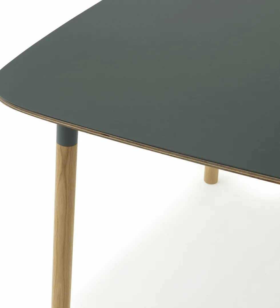 Table à manger carrée en chêne et lino vert 120 x 120 cm Form - Normann Copenhagen
