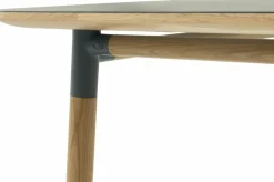 Table à manger carrée en chêne et lino vert 120 x 120 cm Form - Normann Copenhagen