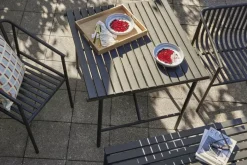 Table à manger de jardin carrée en métal noire - Hübsch