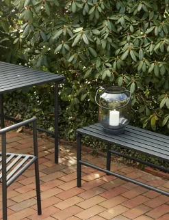 Table à manger de jardin carrée en métal noire - Hübsch