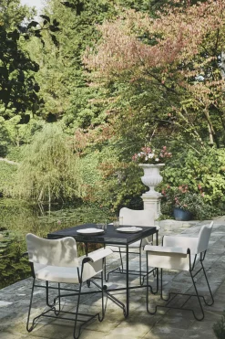 Table à manger de jardin noire 90x90 cm Tropique - Gubi