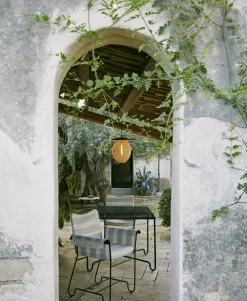 Table à manger de jardin noire 90x90 cm Tropique - Gubi