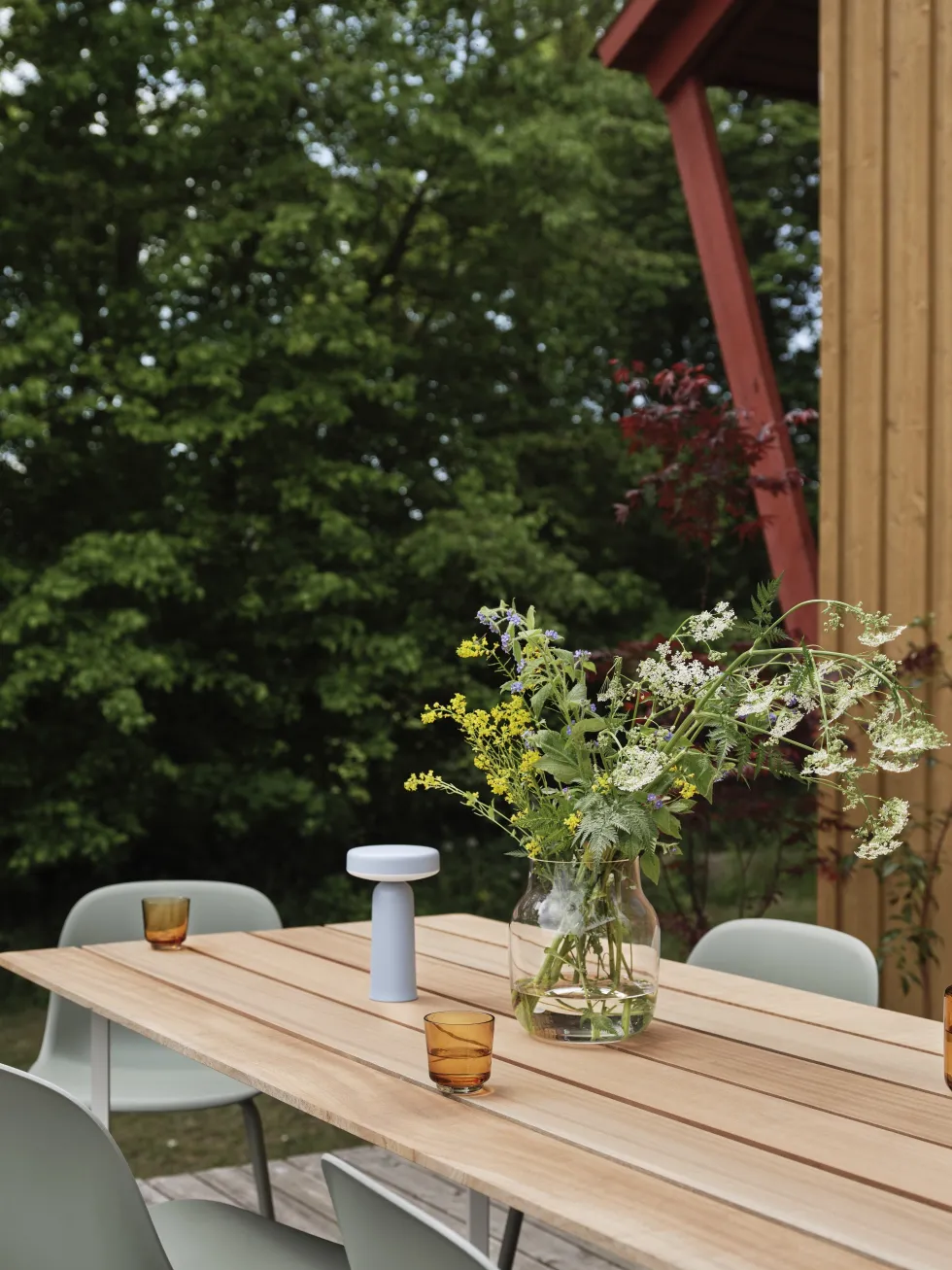 Table à manger de jardin rectangulaire en aluminium gris et acajou 225x90cm The 70/70 - Muuto
