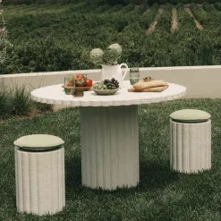 Table à manger de jardin ronde en béton blanc antique 116,8 Daisy - Business & Pleasure