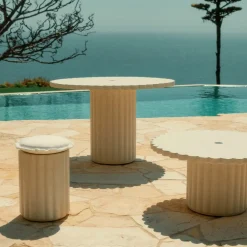 Table à manger de jardin ronde en béton blanc antique 116,8 Daisy - Business & Pleasure