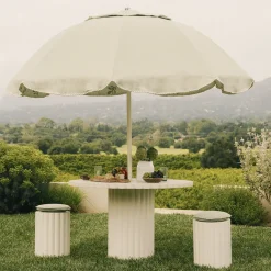 Table à manger de jardin ronde en béton blanc antique 116,8 Daisy - Business & Pleasure