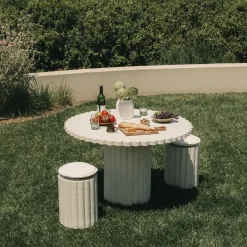 Table à manger de jardin ronde en béton blanc antique 116,8 Daisy - Business & Pleasure