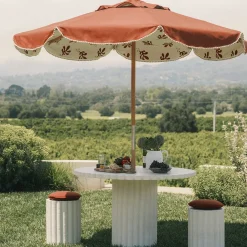 Table à manger de jardin ronde en béton blanc antique 116,8 Daisy - Business & Pleasure
