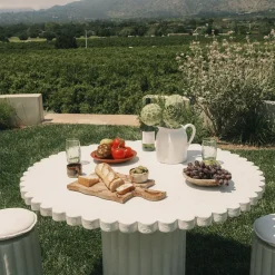 Table à manger de jardin ronde en béton blanc antique 116,8 Daisy - Business & Pleasure