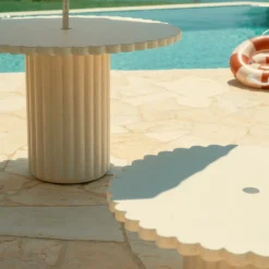 Table à manger de jardin ronde en béton blanc antique 116,8 Daisy - Business & Pleasure