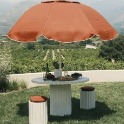 Table à manger de jardin ronde en béton blanc antique 116,8 Daisy - Business & Pleasure