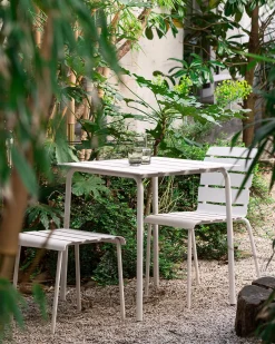 Table à manger d'extérieur carrée en métal off-white 70x70x75cm - valerie_objects