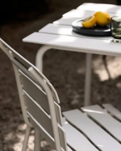 Table à manger d'extérieur carrée en métal off-white 70x70x75cm - valerie_objects