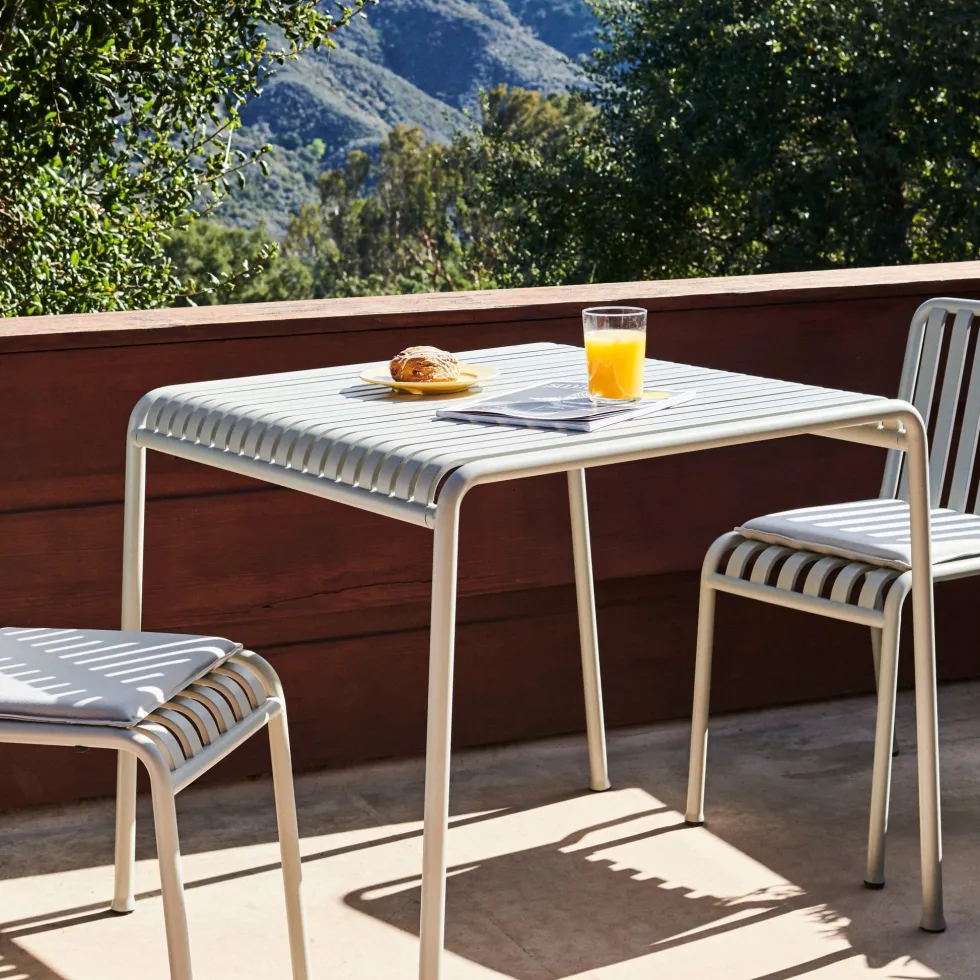 Table à manger d'extérieur en métal gris 82,5x90cm Palissade - HAY