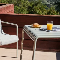 Table à manger d'extérieur en métal olive 82,5x90cm Palissade - HAY