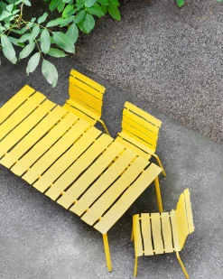 Table à manger d'extérieur rectangulaire en métal jaune 170x90x74cm - valerie_objects