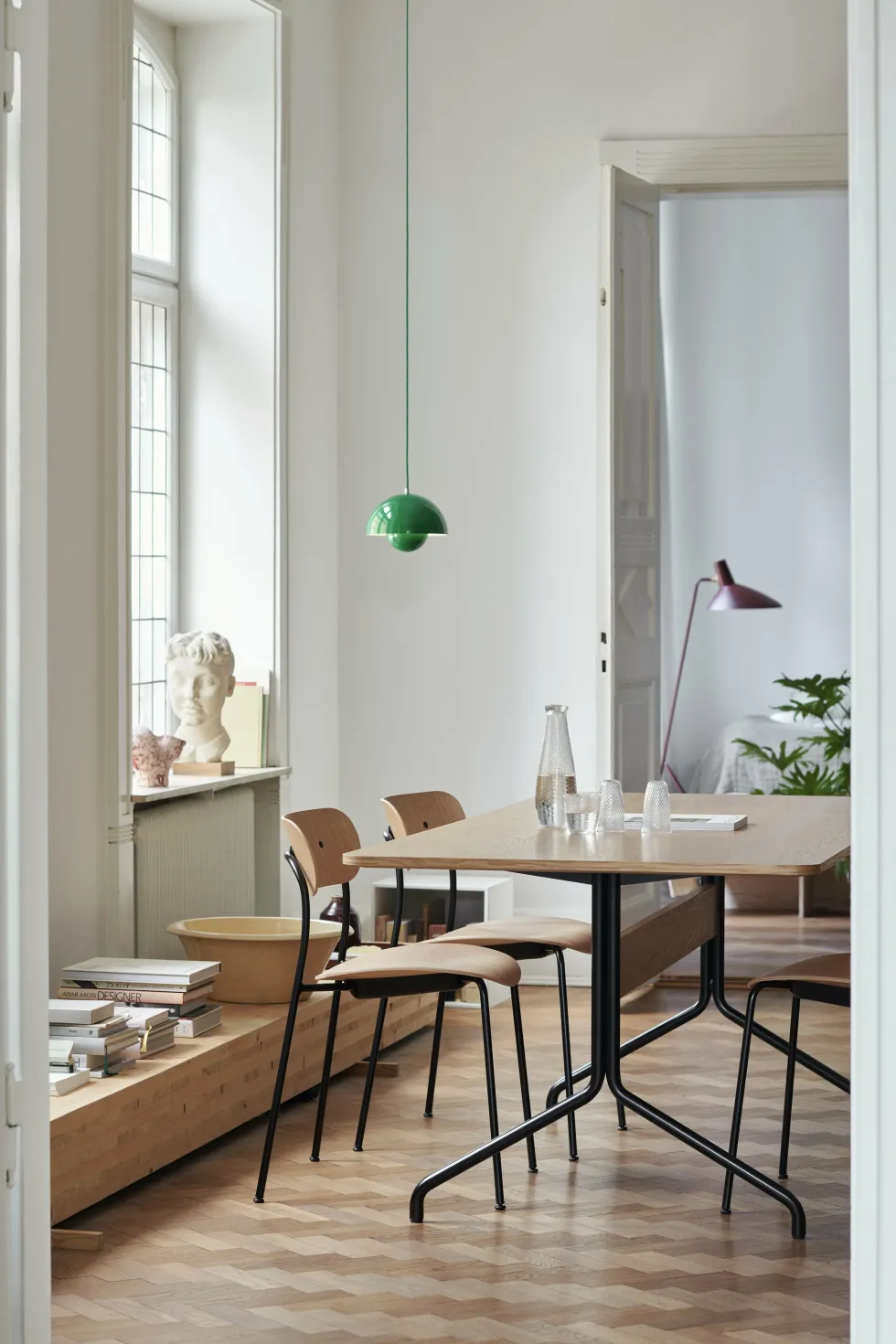 Table à manger en noyer et métal noir 250x110 cm Pavilion AV24 - &tradition