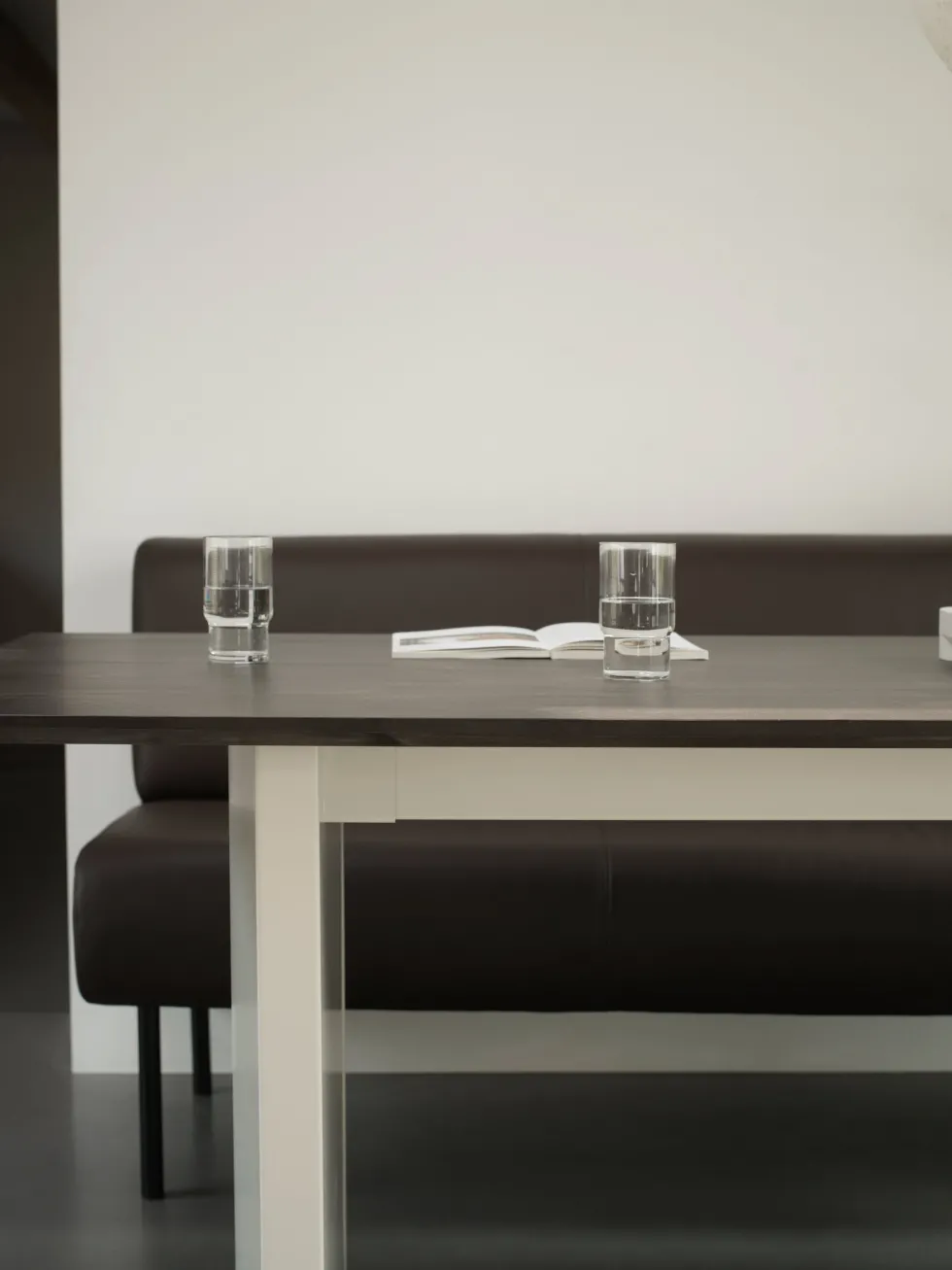 Table à manger en pin marron foncé et crème 90x200cm Panel - Normann Copenhagen