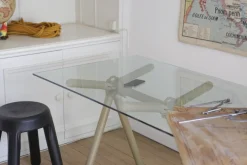Table à manger en verre et structure en échafaudage turquoise 250cm Clavex - Maximum