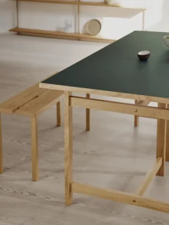 Table à manger rectangulaire en bois de chêne naturel et linoleum vert forêt 220x90cm - Moebe