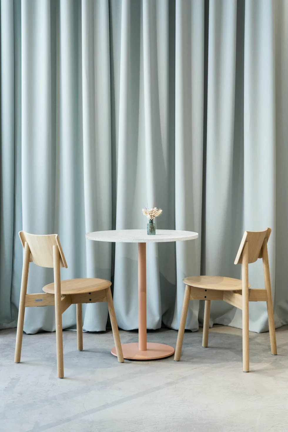Table à manger ronde en chêne et piétement en acier noir 70 x 75 cm Moka - TIPTOE