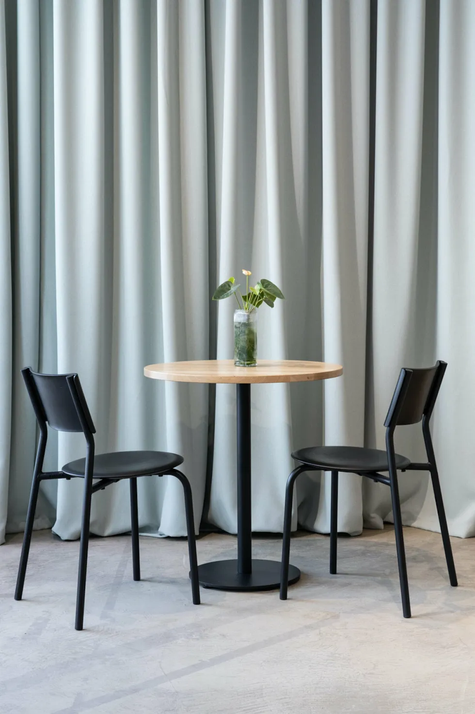 Table à manger ronde en chêne et piétement en acier noir 70 x 75 cm Moka - TIPTOE
