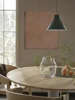 Table à manger ronde en chêne massif huilé et piètement rouge 120 cm Midst - Muuto