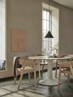Table à manger ronde en chêne massif huilé et piètement rouge 120 cm Midst - Muuto
