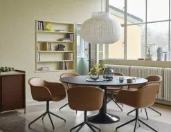 Table à manger ronde en chêne massif huilé et piètement rouge 120 cm Midst - Muuto