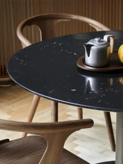 Table à manger ronde en marbre noire et base en acier noire 120 cm - &Tradition
