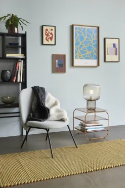 Table marron et orange en fer avec plateau en verre Echo - Hübsch