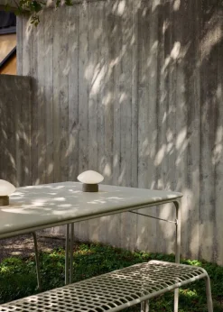 Table rectangulaire de jardin en acier ivoire 160x90cm Thorvald SC113 - &tradition