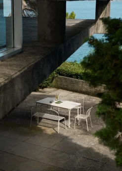 Table rectangulaire de jardin en acier ivoire 160x90cm Thorvald SC113 - &tradition