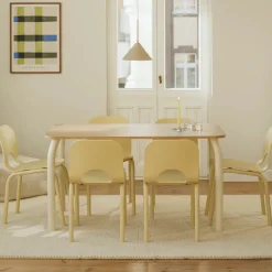Table rectangulaire en frêne rouge auburn et pieds beige désertique 140x80cm Meko - noo.ma