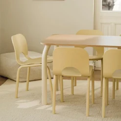 Table rectangulaire en frêne rouge auburn et pieds beige désertique 140x80cm Meko - noo.ma