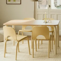 Table rectangulaire en frêne rouge auburn et pieds beige désertique 140x80cm Meko - noo.ma