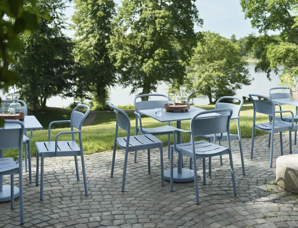 Table ronde d'extérieur en acier bleu ciel 70 x 73 cm Linear - Muuto