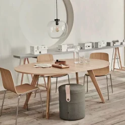 Table ronde en stratifié fenix noir et noyer massif huilé 123,5 cm New Mood - Bolia