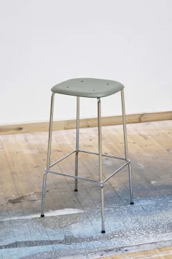 Tabouret acier et polypropylène dusty green et noir 75 cm Soft Edge 85 - Hay