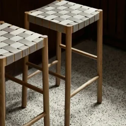 Tabouret de bar beige et piètement naturel Betty TK7 - &tradition