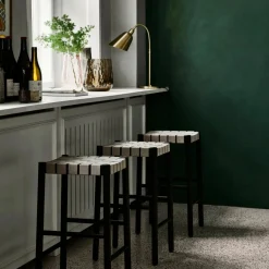 Tabouret de bar beige et piètement noir Betty TK8 - &tradition